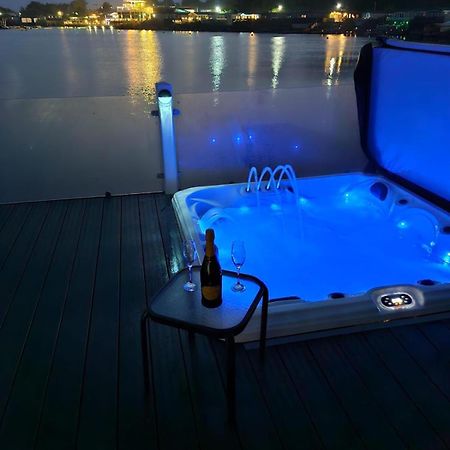 Lakeside Holiday Home With Hot Tub Tattershall Exterior foto