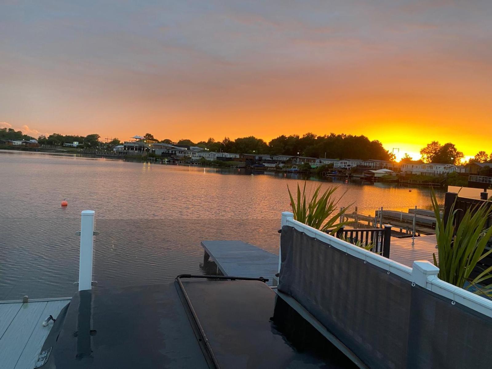 Lakeside Holiday Home With Hot Tub Tattershall Exterior foto