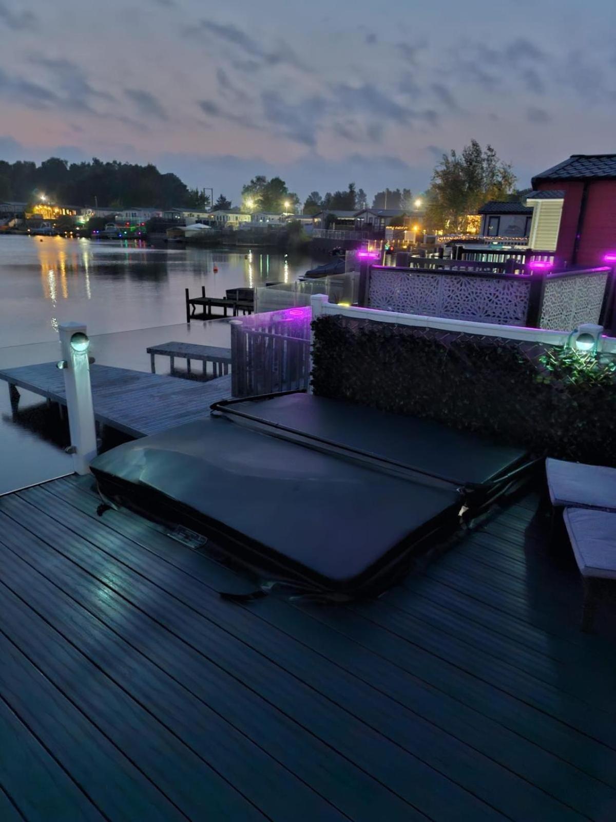 Lakeside Holiday Home With Hot Tub Tattershall Exterior foto