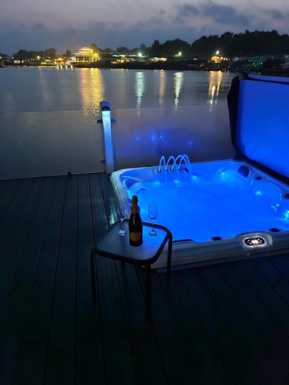 Lakeside Holiday Home With Hot Tub Tattershall Exterior foto